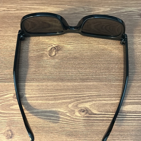 Sunglasses with case - Picture 3 of 3